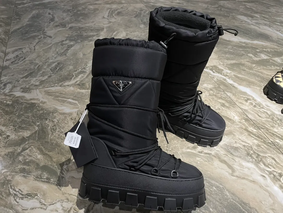 👟👟Ex-factory price 740👟👟 The highest version on the market, Prada's king style, snow boots, ski boots, fat and cute, so cute →_→ From the Prada limited series, unique. Shiny nylon Oblique upper with criss-cross straps for an ideal fit. The boots are made of technical fabric and have a short-cut version. They can be worn in the city or in the mountains. They make the calves slimmer, taller, warmer and have a concave shape. The boots and soles use the original waterproof effect. The size is 35-40. 41Customized